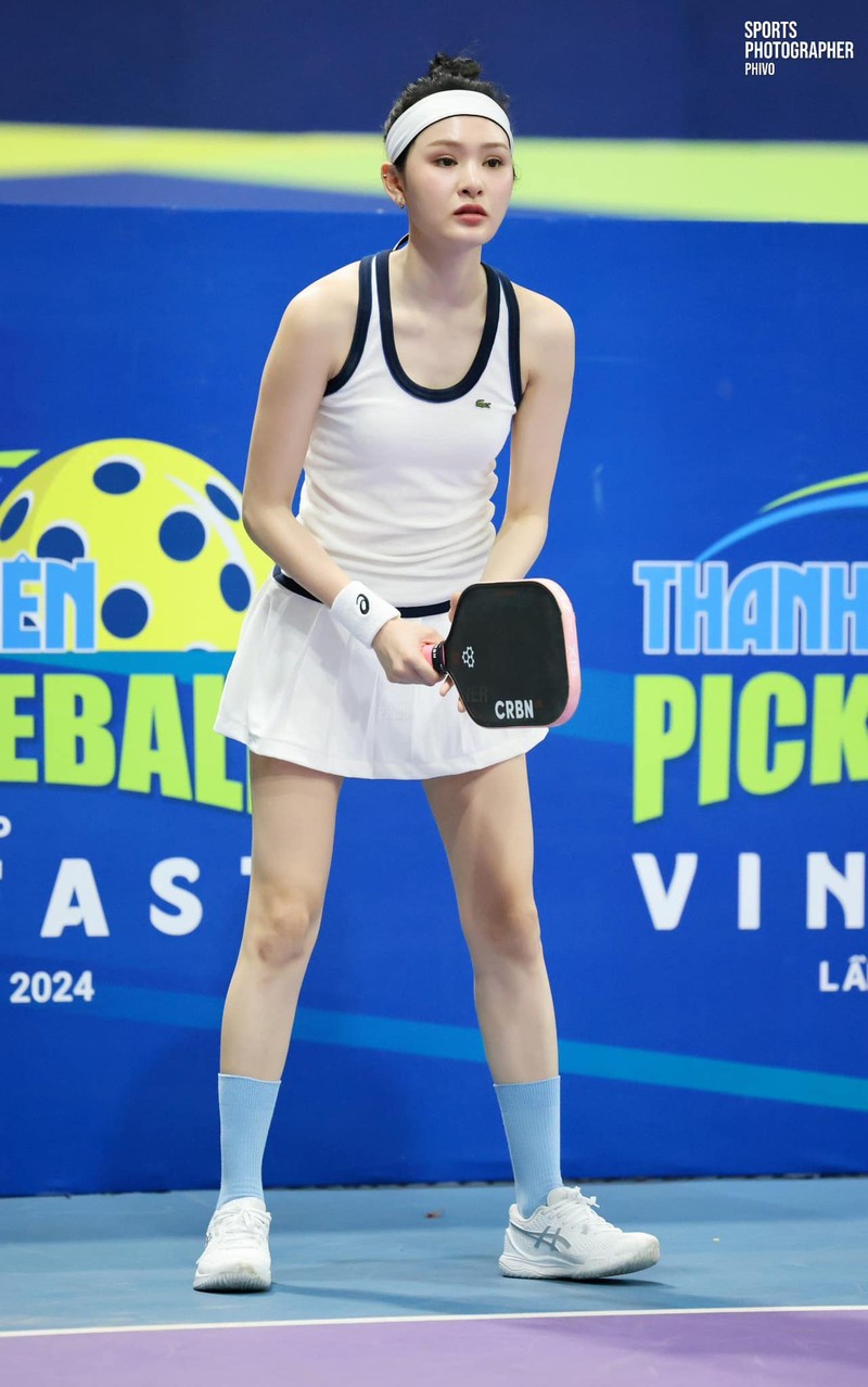 Soi loat outfit cuc dau tu cua Hien Ho tren san pickleball