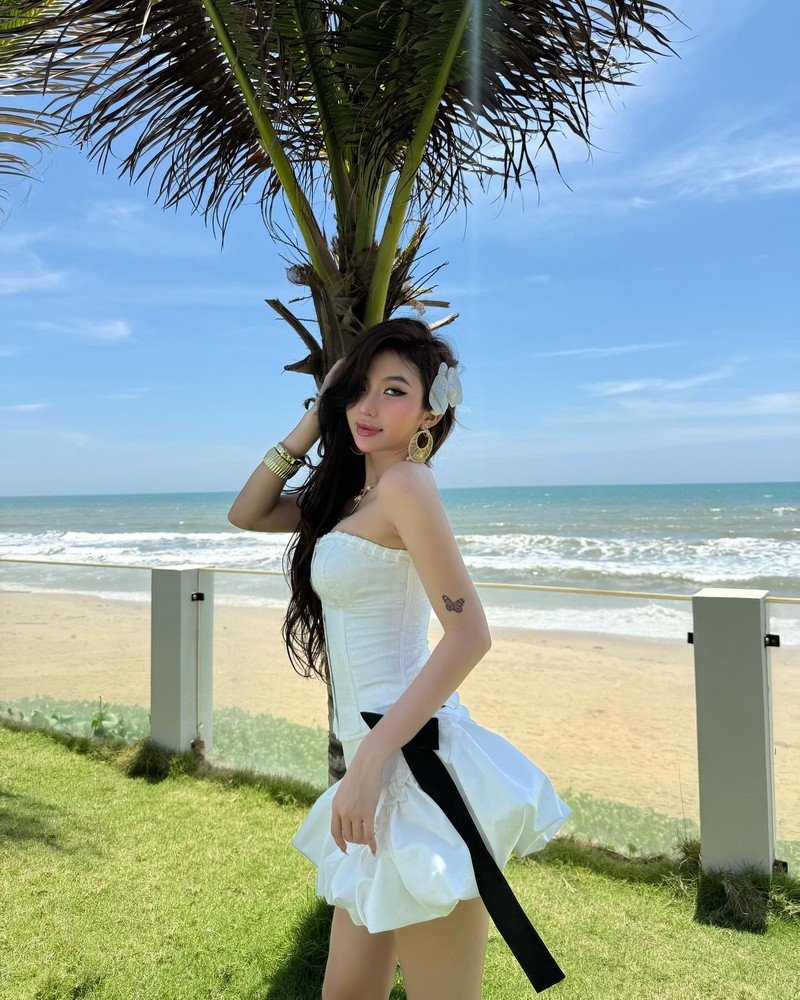 Tiktoker Quynh Nhu dien bikini bat mode chao he cuc boc lua-Hinh-8
