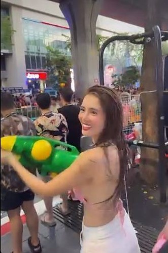 Em gai Cong Vinh dien bra chiem tron spotlight tai le hoi te nuoc-Hinh-10