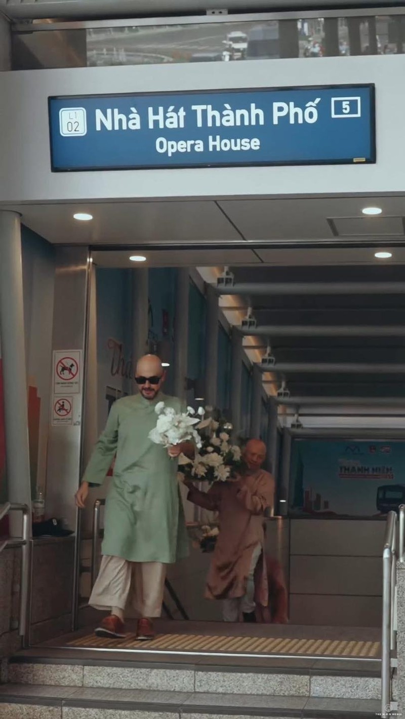 Dam cuoi doc la ruoc dau bang Metro gay xon xao mang xa hoi-Hinh-4