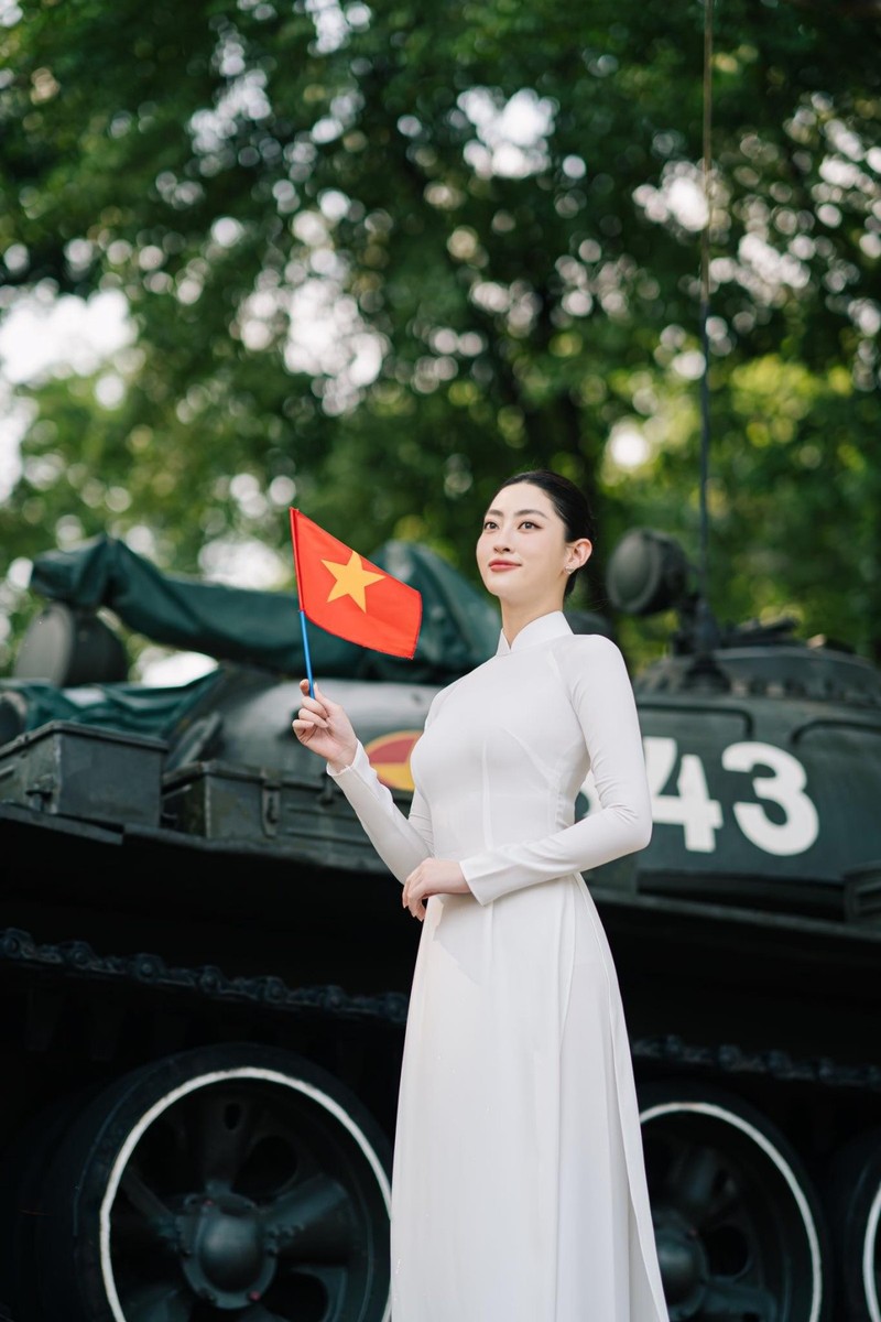 Dan Hoa - A hau Viet dien ao dai mung Dai le 30/4-Hinh-7