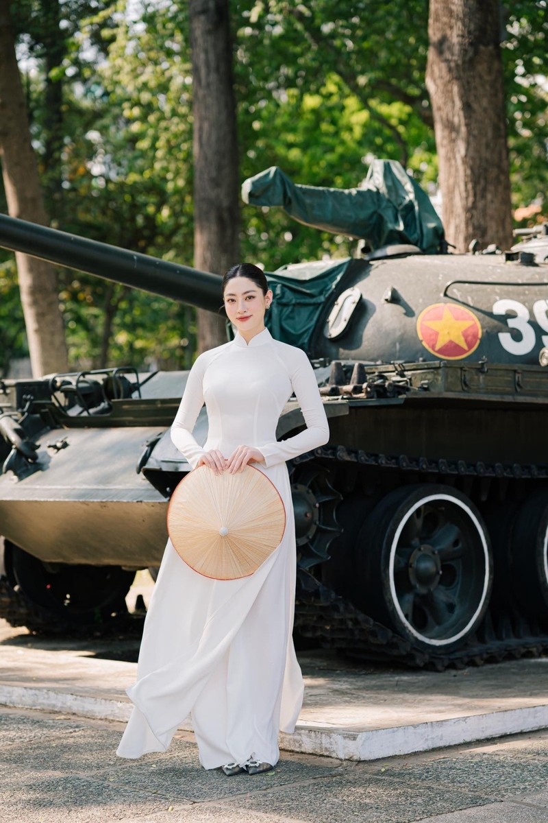 Dan Hoa - A hau Viet dien ao dai mung Dai le 30/4-Hinh-8