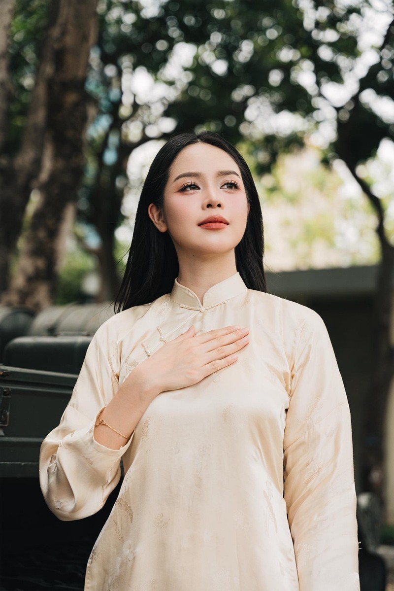 Dan Hoa - A hau Viet dien ao dai mung Dai le 30/4