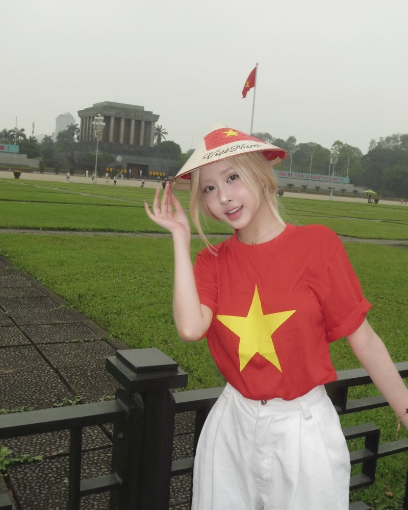 Loat nu Tiktoker check-in quang truong Ba Dinh chao mung 30/4-Hinh-3