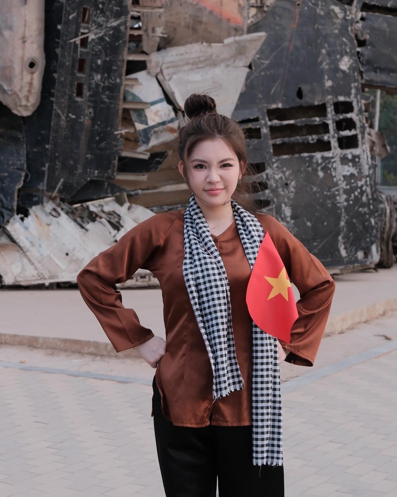 Loat nu Tiktoker check-in quang truong Ba Dinh chao mung 30/4-Hinh-7