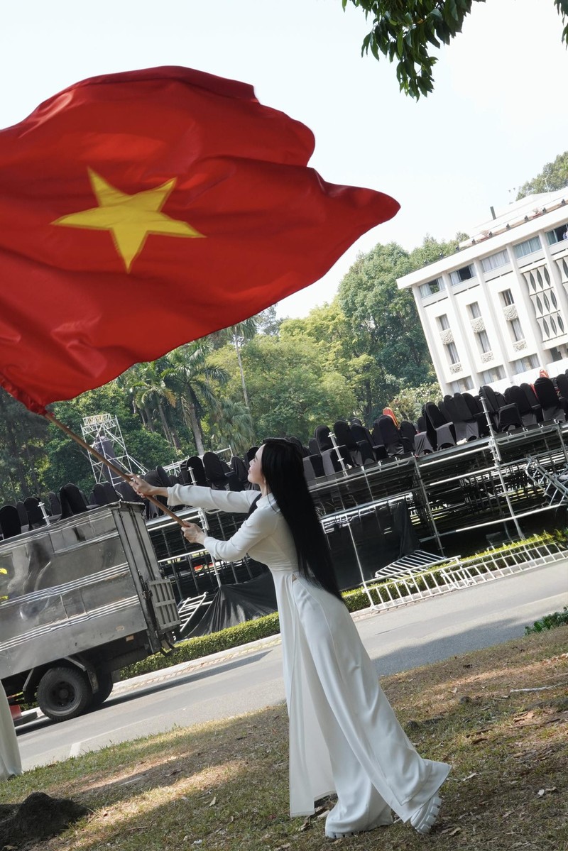 Si Thanh dien ao dai trang, khoe giao dien “con gai Viet Nam”-Hinh-4