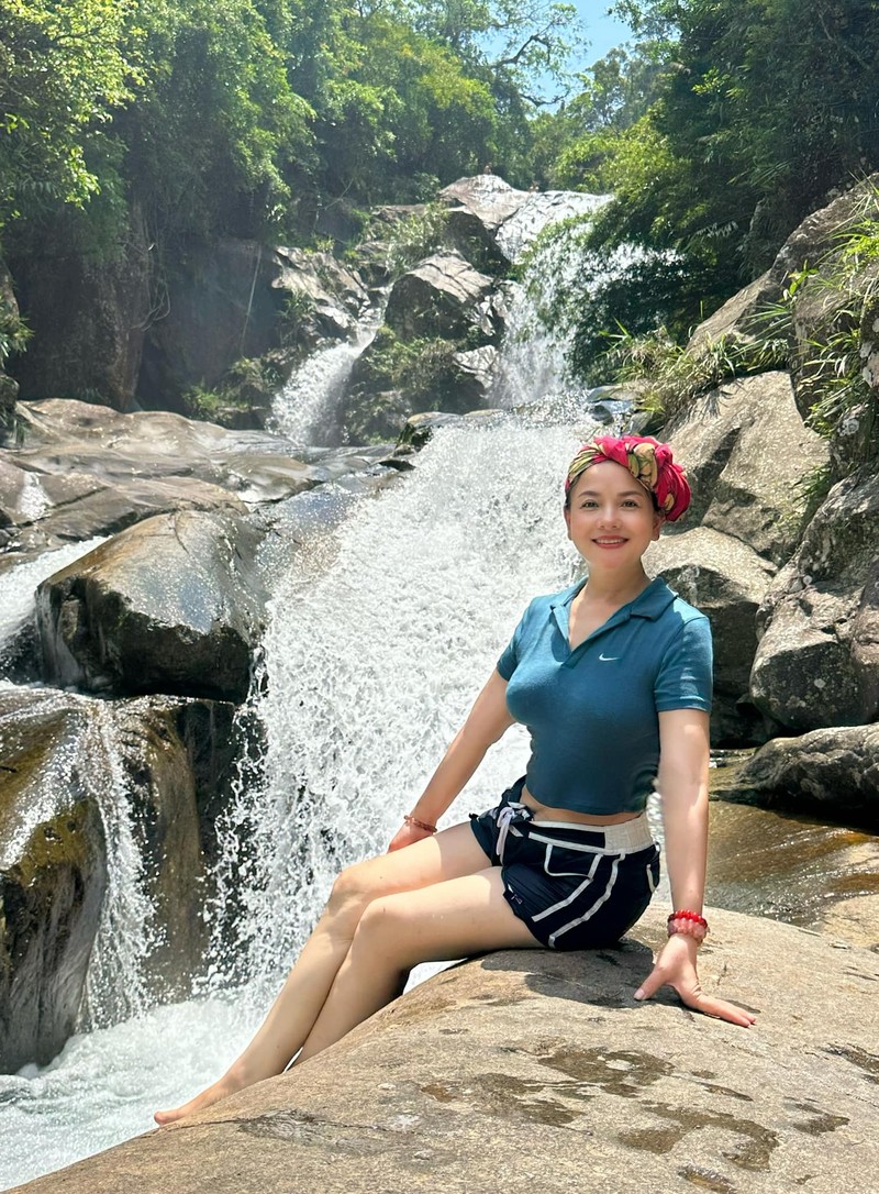 Nu dien vien mang quan ham Dai ta rang ngoi o tuoi U60-Hinh-9