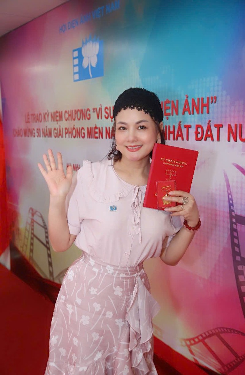 Nu dien vien mang quan ham Dai ta rang ngoi o tuoi U60