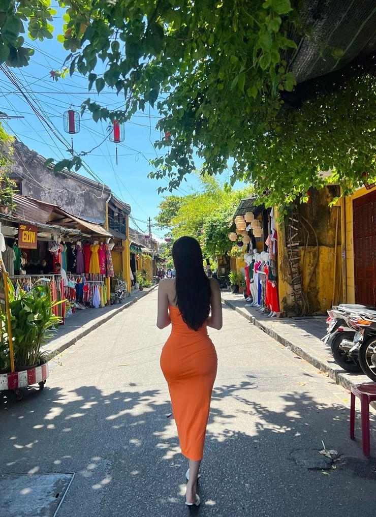 Nhan sac hot girl tung “gay bao” khi den Viet Nam du lich-Hinh-4