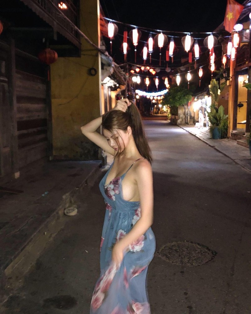Nhan sac hot girl tung “gay bao” khi den Viet Nam du lich