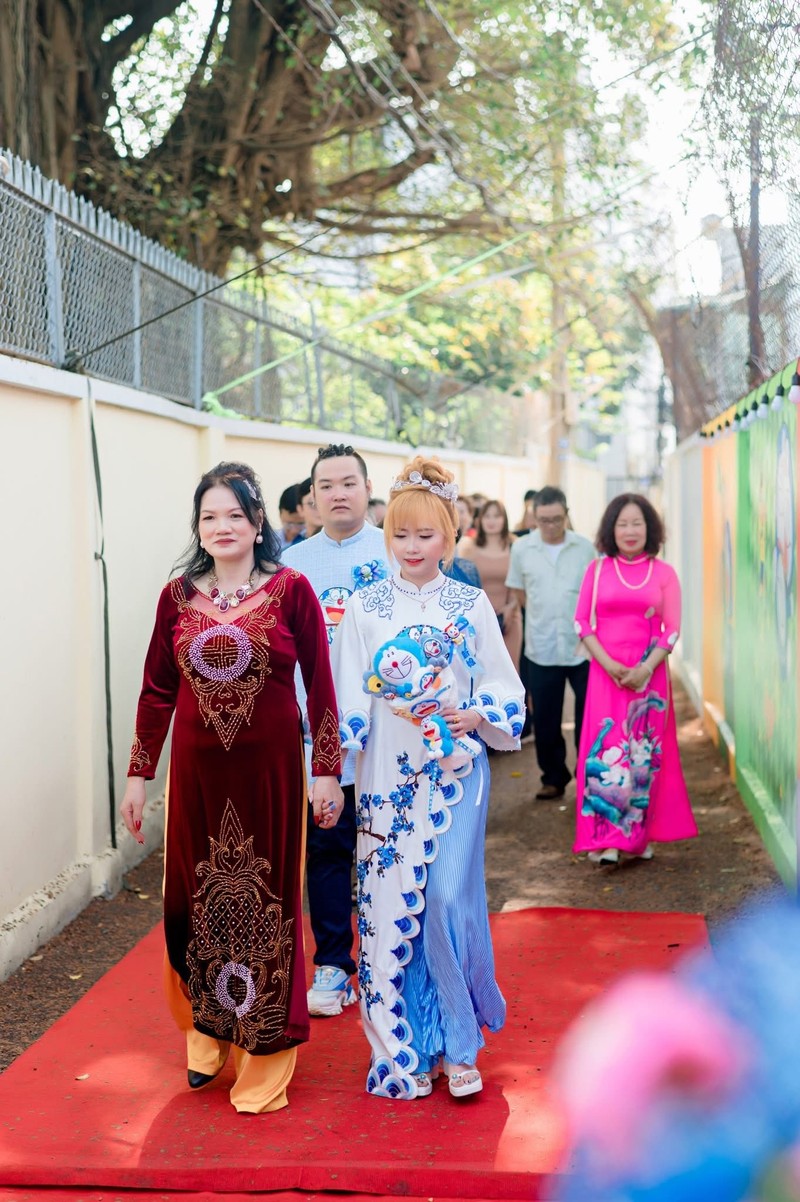 Dam cuoi viral coi mang vi co dau chu re mac ao dai Doremon-Hinh-4