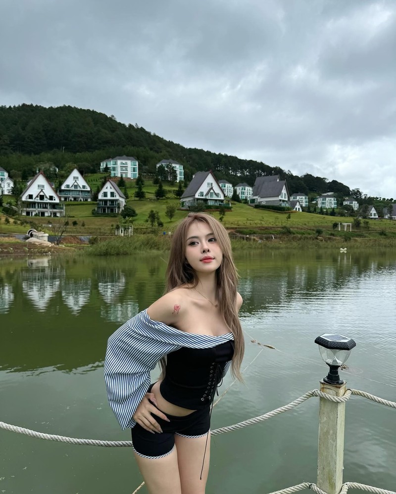 Tiktoker Ngan Ha catwalk tai show thoi trang gay tranh cai-Hinh-10
