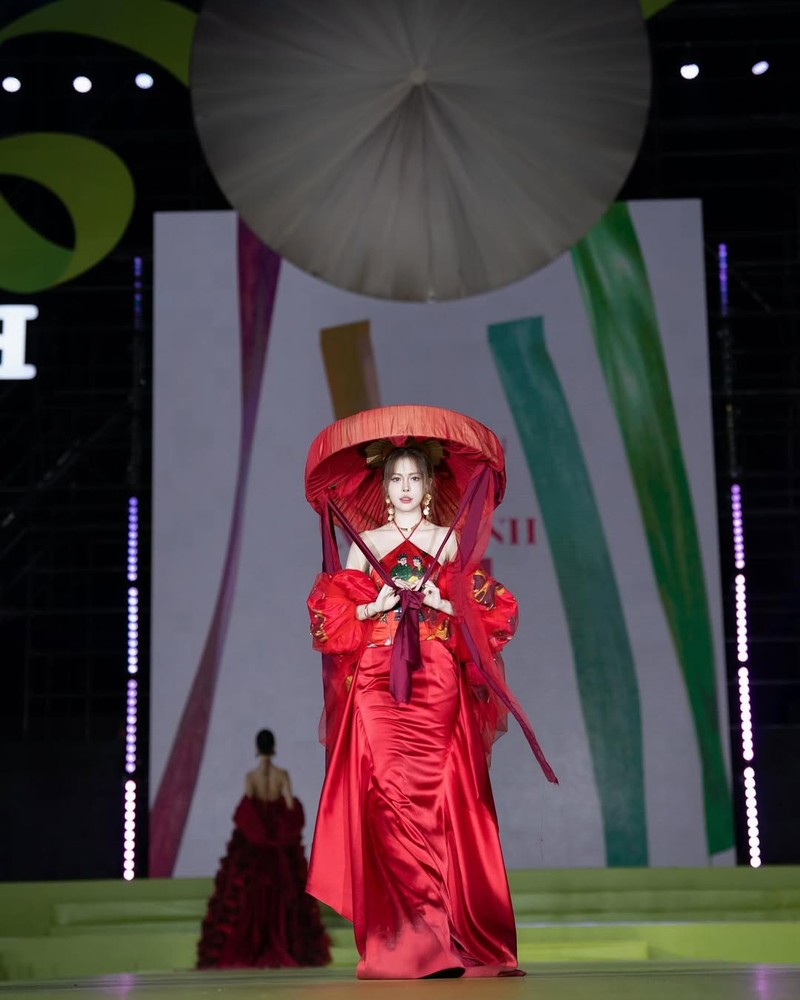 Tiktoker Ngan Ha catwalk tai show thoi trang gay tranh cai-Hinh-6