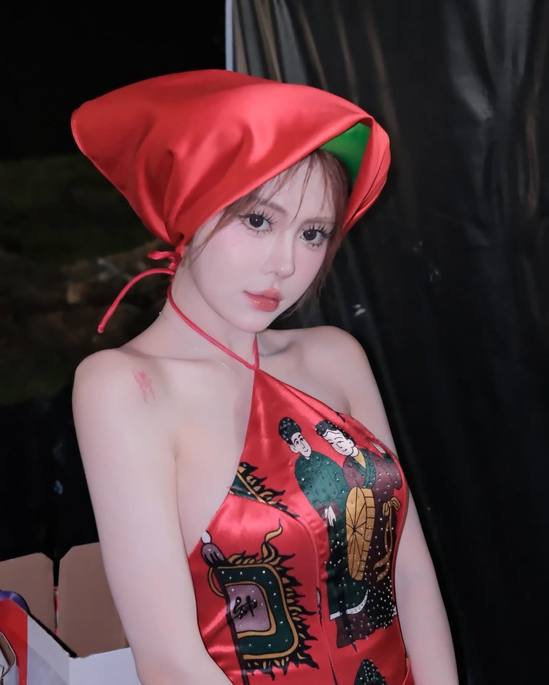 Tiktoker Ngan Ha catwalk tai show thoi trang gay tranh cai