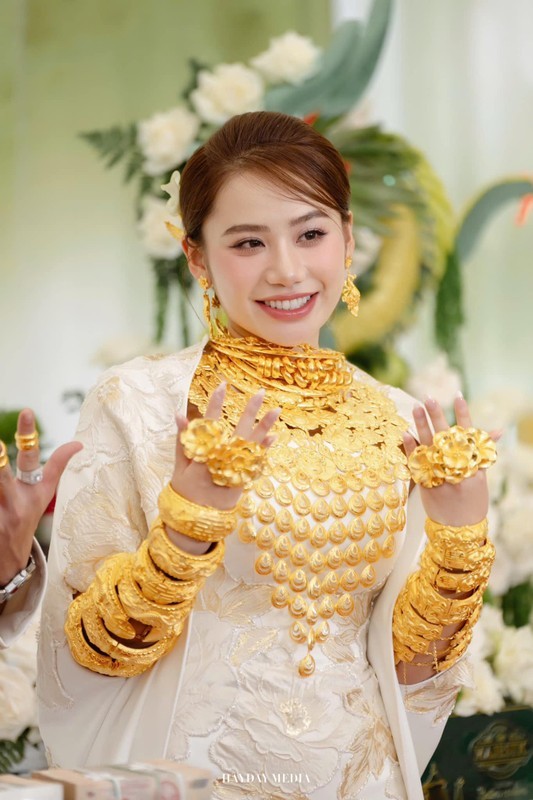 Cuoc song cua co dau trong dam cuoi vang tung gay sot MXH