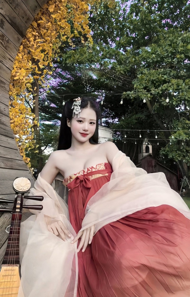 Hoa than thanh my nhan co trang, nu coser khien fan kho roi mat