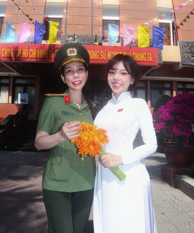 “Flex” co me lam cong an, hot girl Bao Khuyen khien fan xuyt xoa