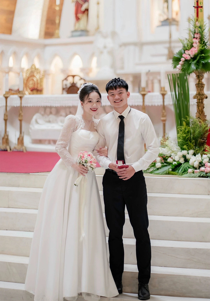 Ho Van Cuong lam dam cuoi, nhan sac co dau khien fan xuyt xoa-Hinh-2