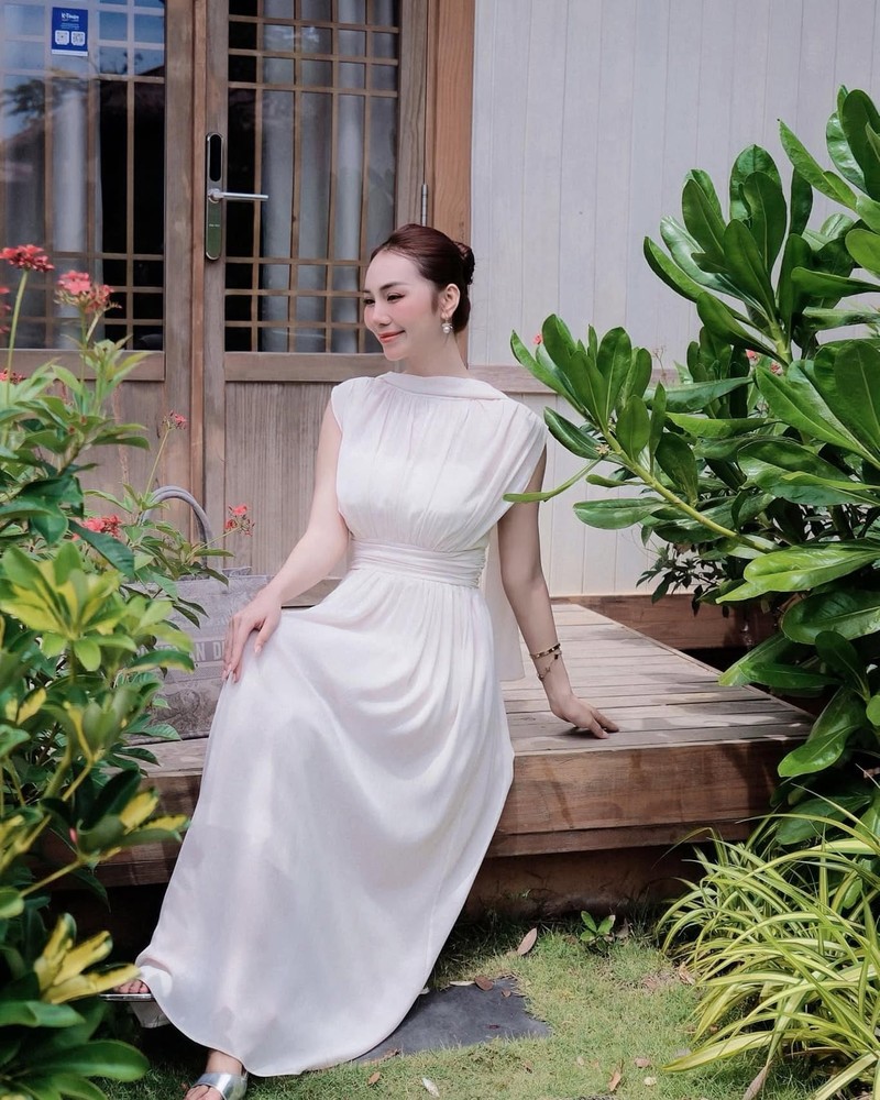 Nang “TikToker trieu view” dien vay ren xuyen thau khoe dang tren bien-Hinh-10