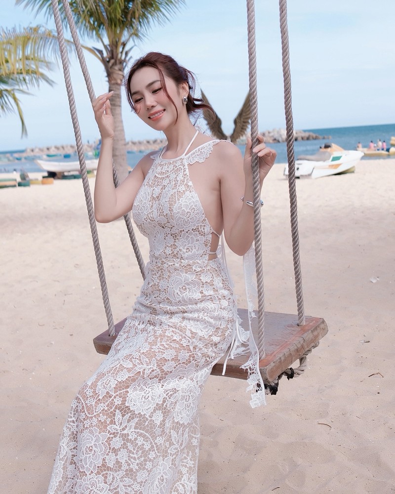 Nang “TikToker trieu view” dien vay ren xuyen thau khoe dang tren bien-Hinh-3