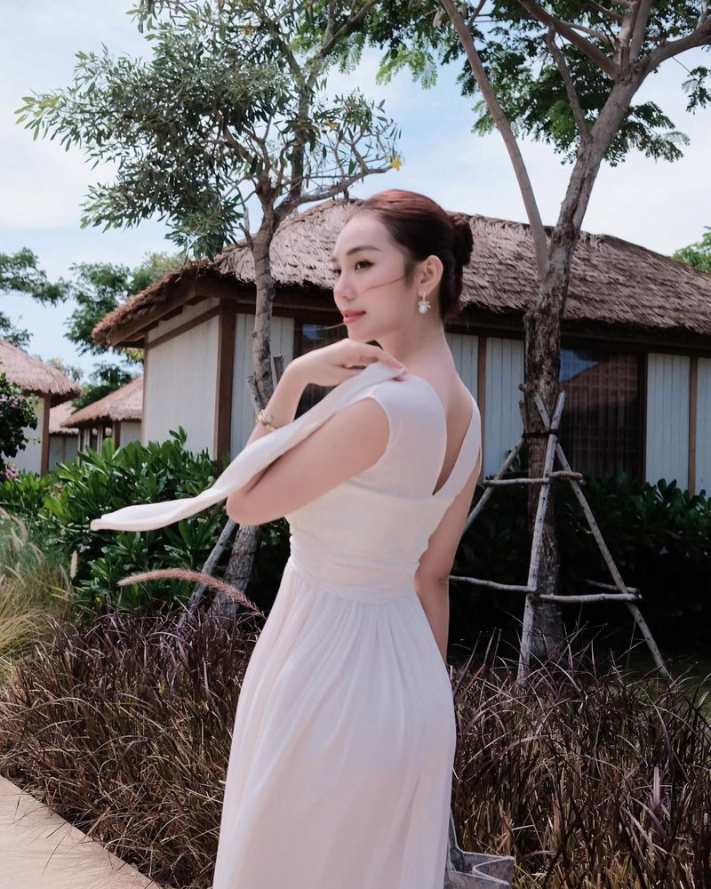 Nang “TikToker trieu view” dien vay ren xuyen thau khoe dang tren bien-Hinh-9