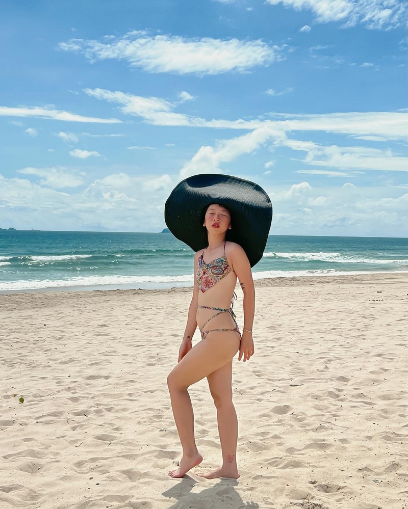 Trang Hy dien bikini khoe than hinh tron tria van cuc cuon hut