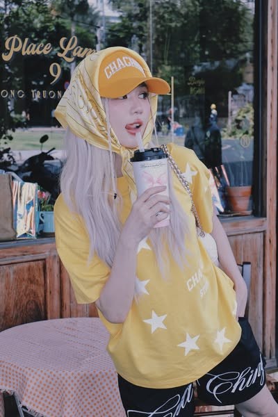 Ngoc Trinh voi giao dien toc bach kim, son do nhu bup be Barbie-Hinh-10