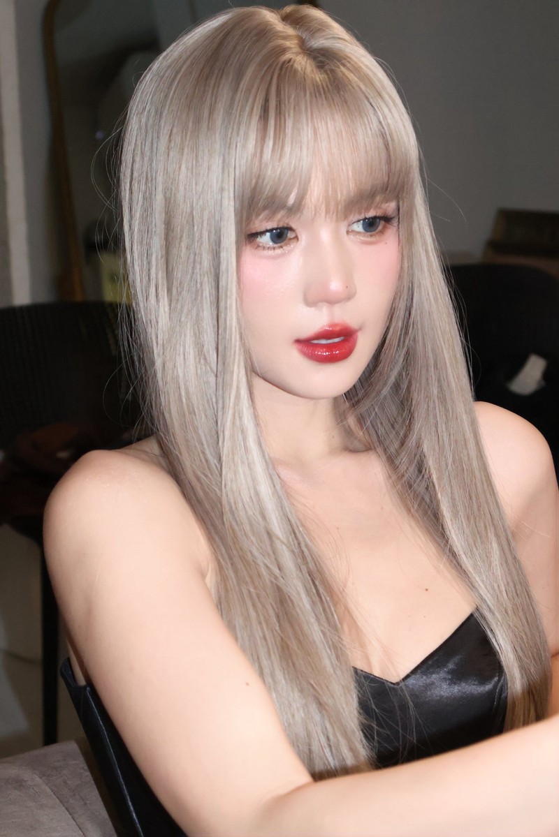 Ngoc Trinh voi giao dien toc bach kim, son do nhu bup be Barbie-Hinh-2