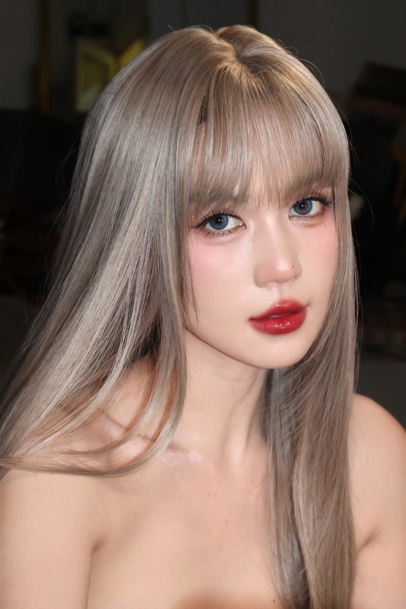 Ngoc Trinh voi giao dien toc bach kim, son do nhu bup be Barbie-Hinh-3