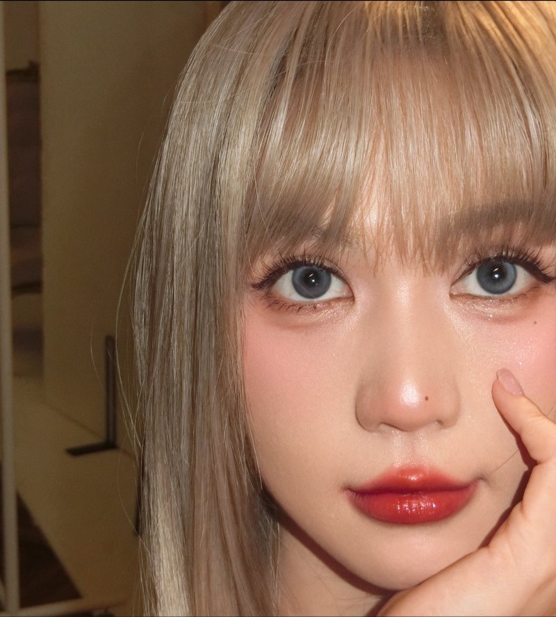 Ngoc Trinh voi giao dien toc bach kim, son do nhu bup be Barbie-Hinh-4