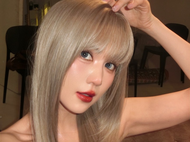 Ngoc Trinh voi giao dien toc bach kim, son do nhu bup be Barbie-Hinh-5