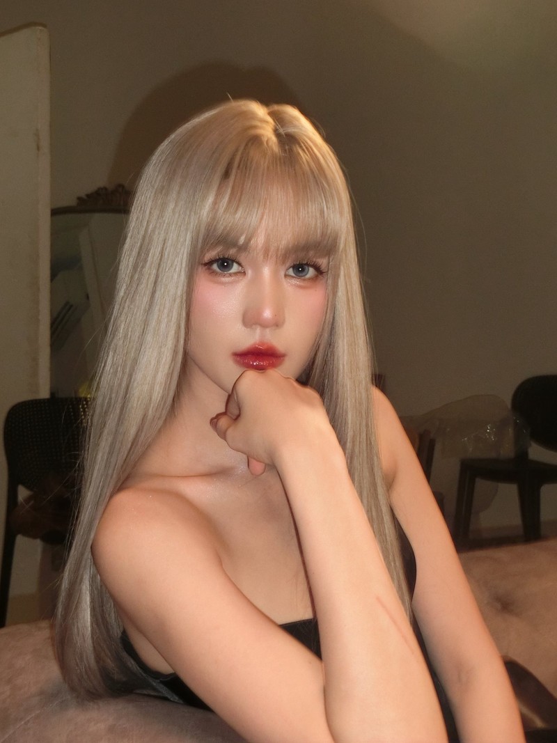 Ngoc Trinh voi giao dien toc bach kim, son do nhu bup be Barbie-Hinh-6