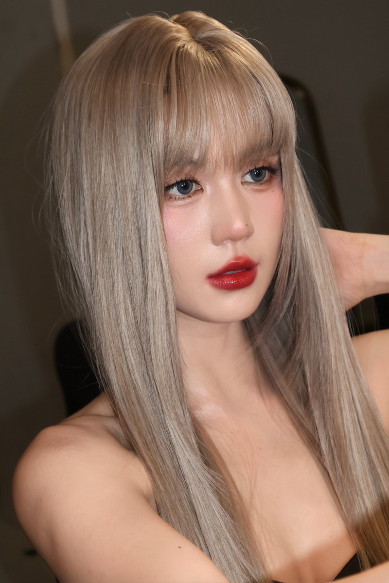 Ngoc Trinh voi giao dien toc bach kim, son do nhu bup be Barbie-Hinh-8