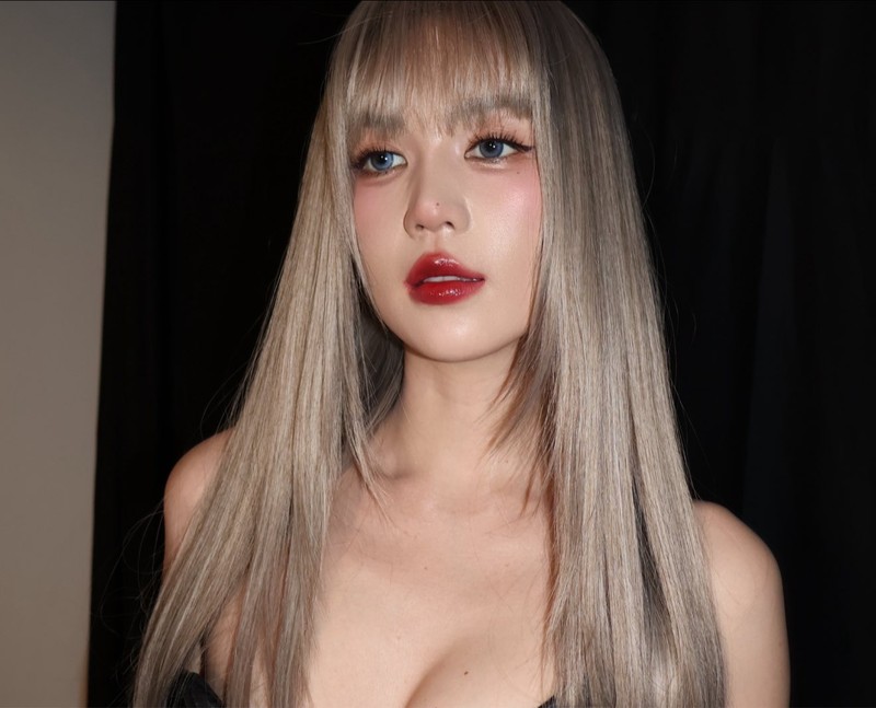 Ngoc Trinh voi giao dien toc bach kim, son do nhu bup be Barbie-Hinh-9