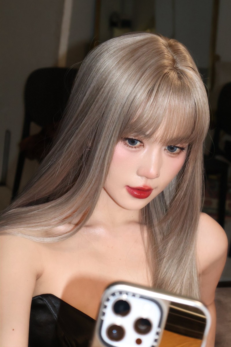 Ngoc Trinh voi giao dien toc bach kim, son do nhu bup be Barbie