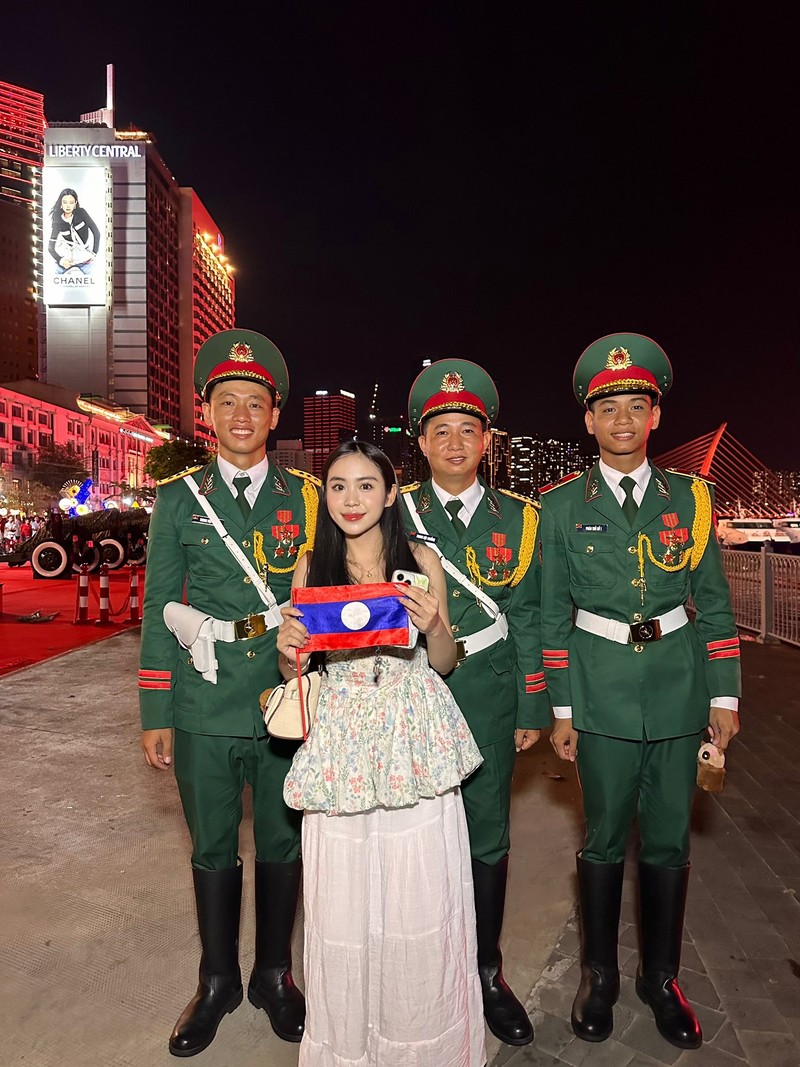 Co gai Lao noi tieng o Viet Nam lan dau dien bikini khoe dang-Hinh-10