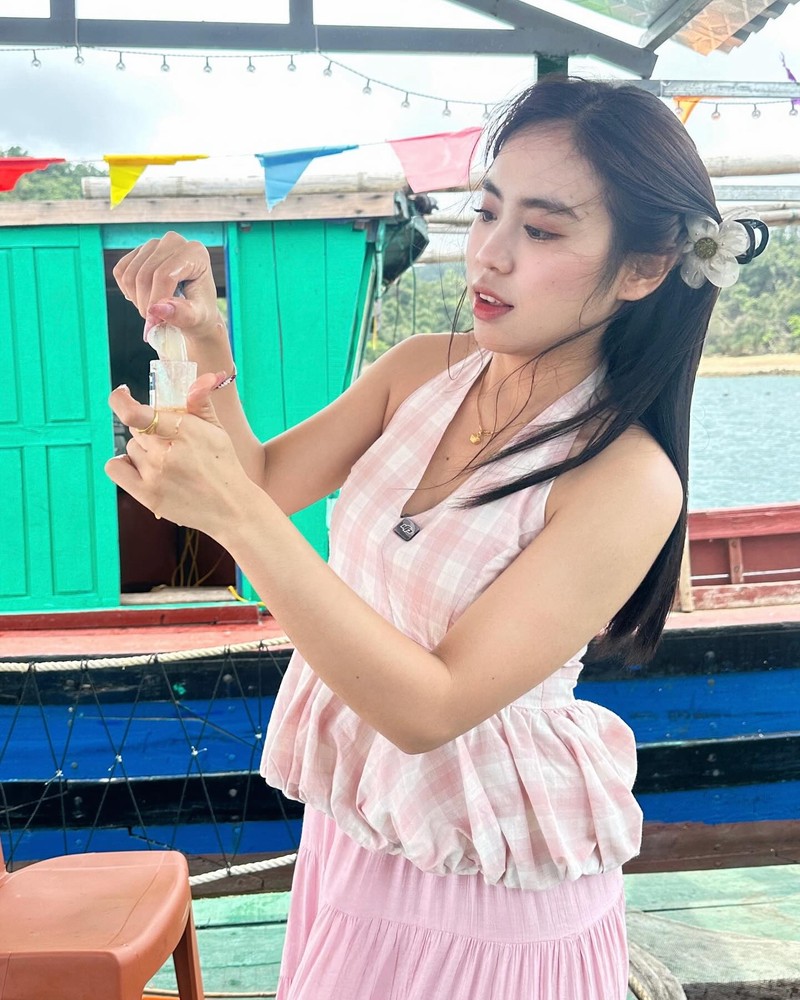 Co gai Lao noi tieng o Viet Nam lan dau dien bikini khoe dang-Hinh-2