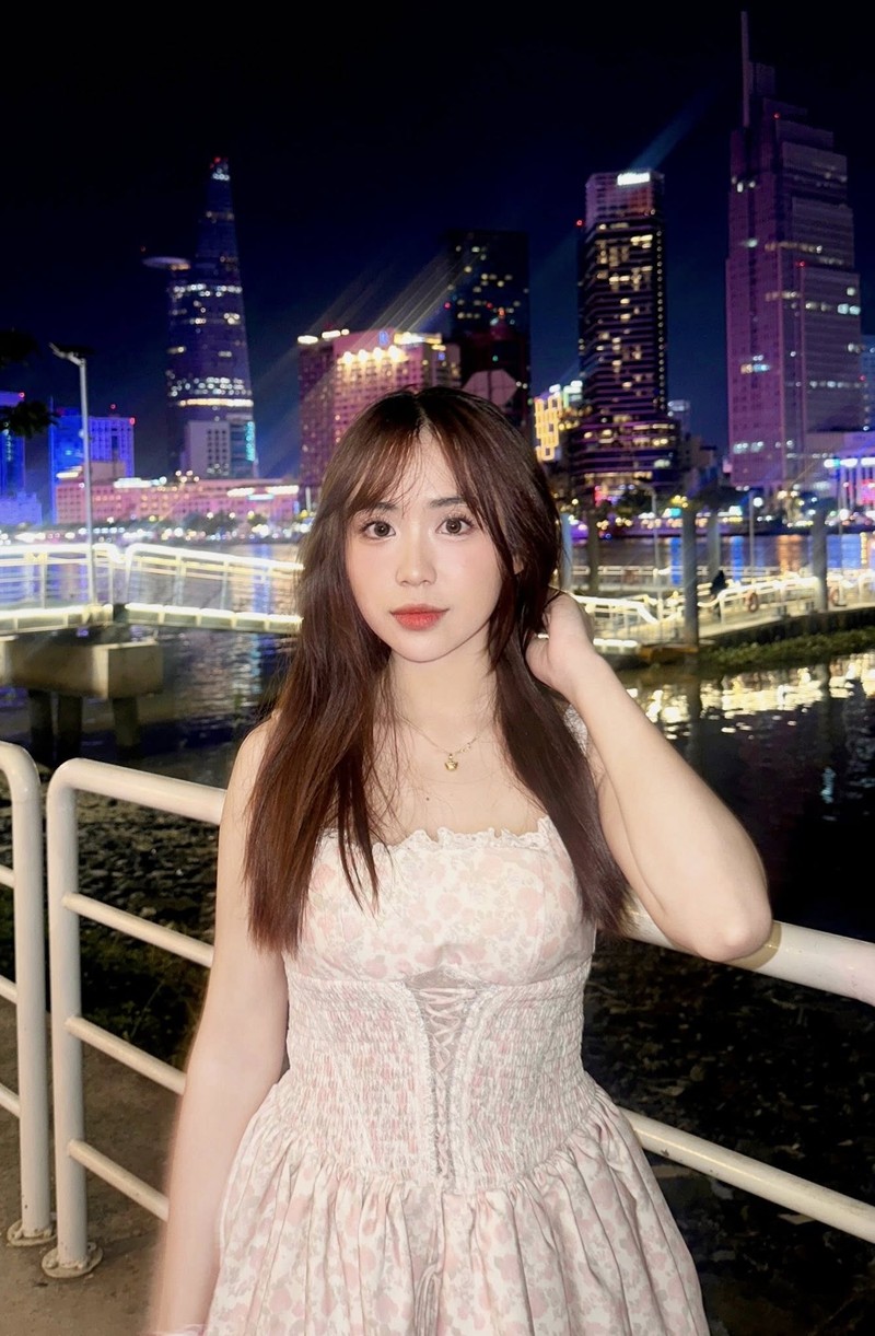 Co gai Lao noi tieng o Viet Nam lan dau dien bikini khoe dang-Hinh-6
