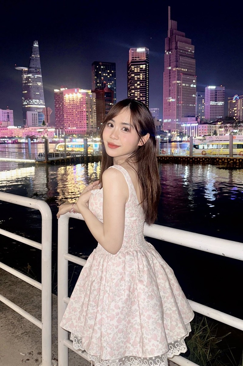 Co gai Lao noi tieng o Viet Nam lan dau dien bikini khoe dang-Hinh-7