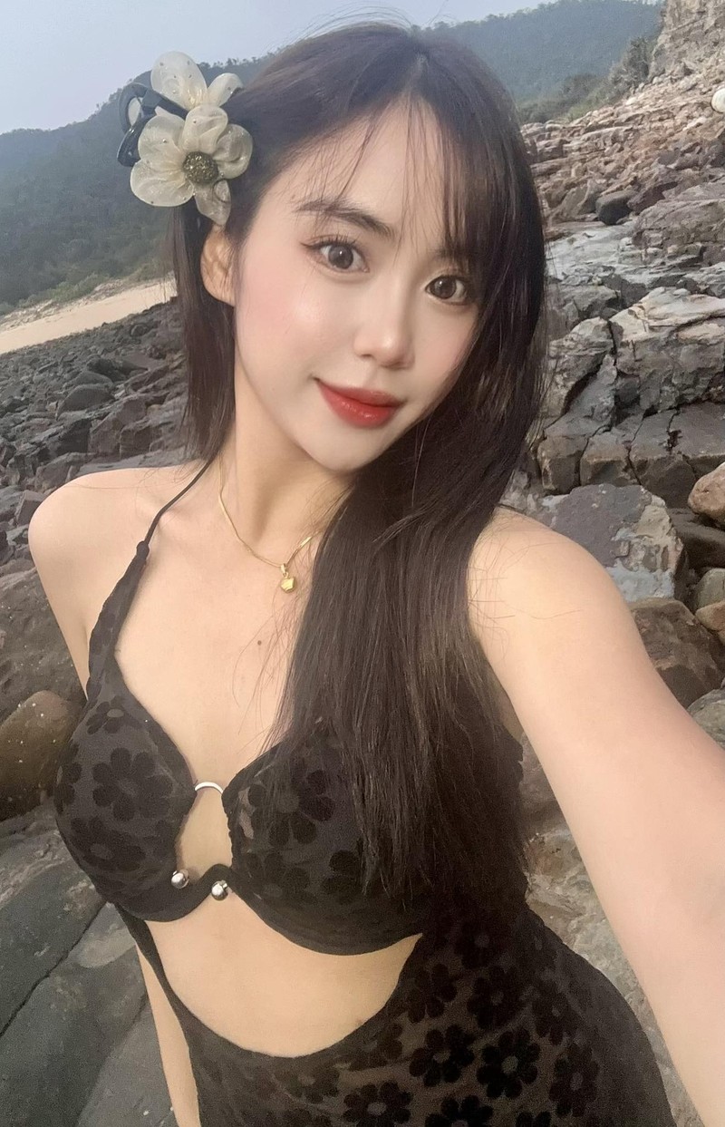 Co gai Lao noi tieng o Viet Nam lan dau dien bikini khoe dang
