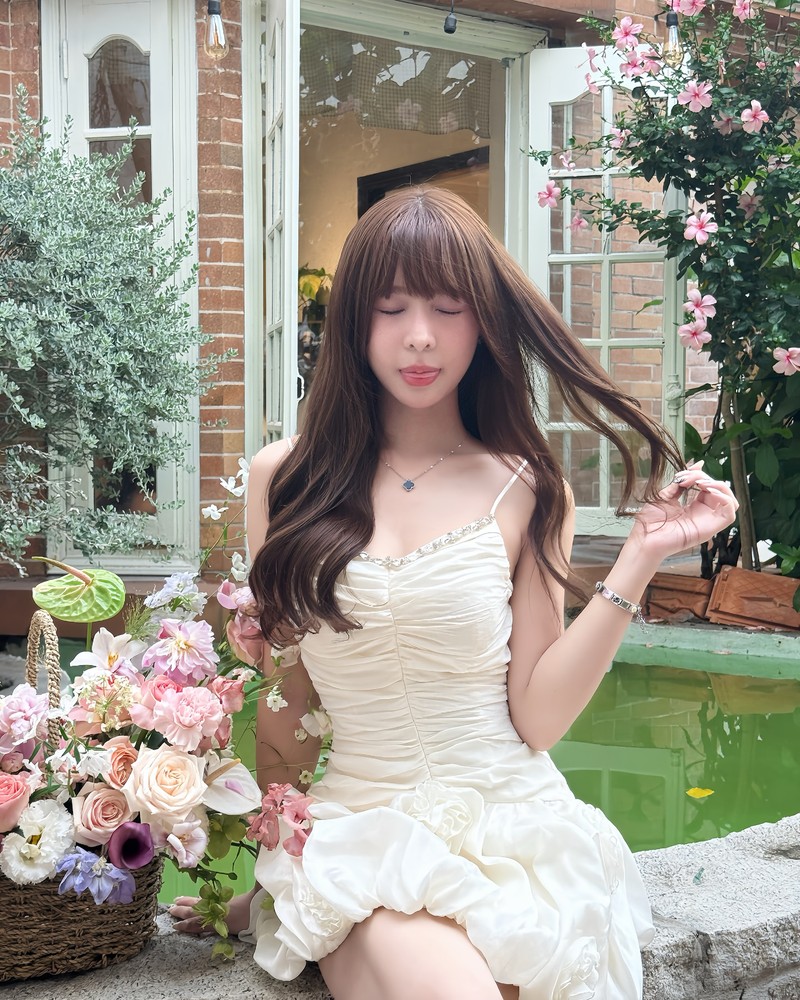 Hot girl Tammy Pham chao he voi loat anh “em be hoa la”-Hinh-2