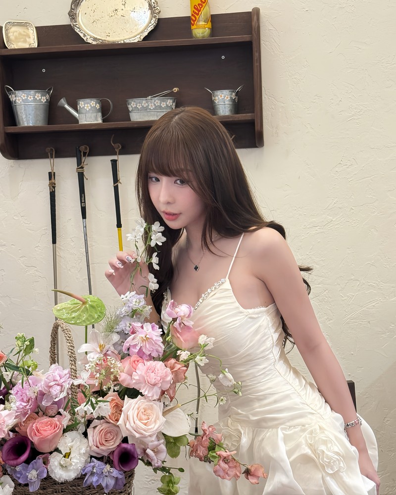 Hot girl Tammy Pham chao he voi loat anh “em be hoa la”-Hinh-3