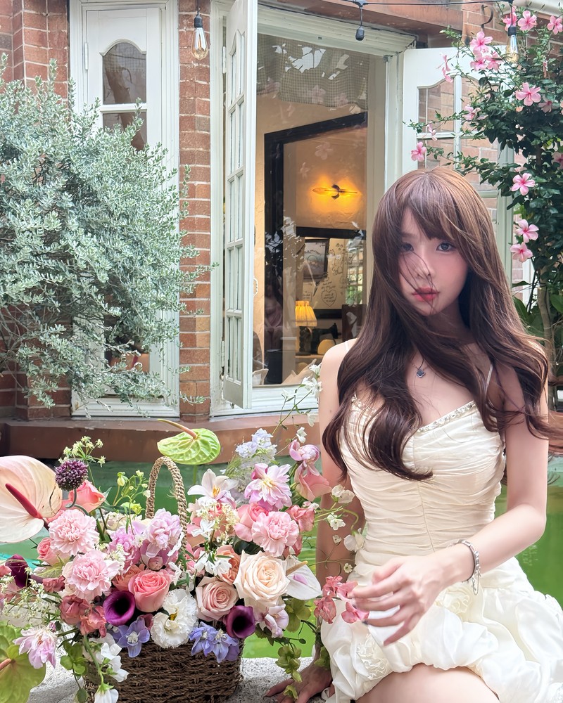 Hot girl Tammy Pham chao he voi loat anh “em be hoa la”