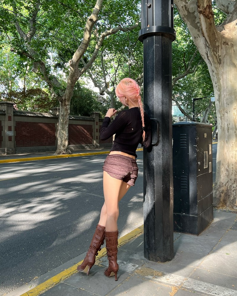 Nu streamer goc Viet dien mot quan sieu ngan dao pho gay chu y-Hinh-10