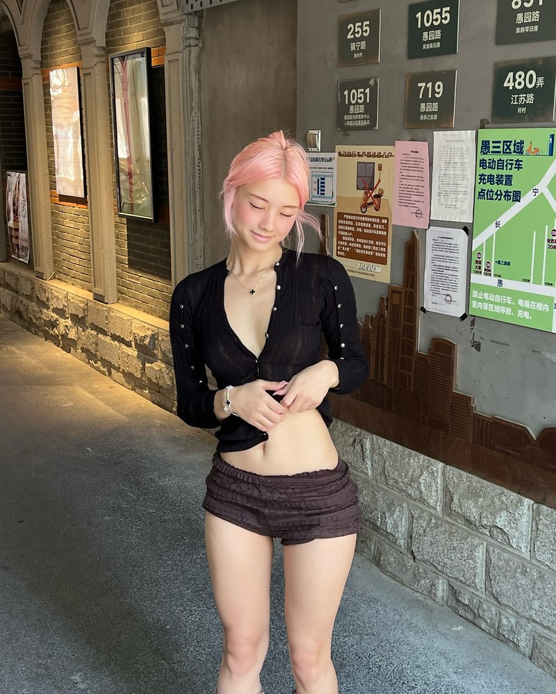 Nu streamer goc Viet dien mot quan sieu ngan dao pho gay chu y-Hinh-3