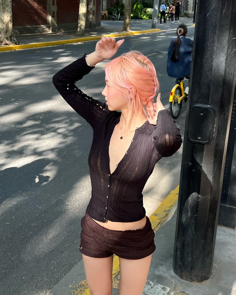 Nu streamer goc Viet dien mot quan sieu ngan dao pho gay chu y-Hinh-5