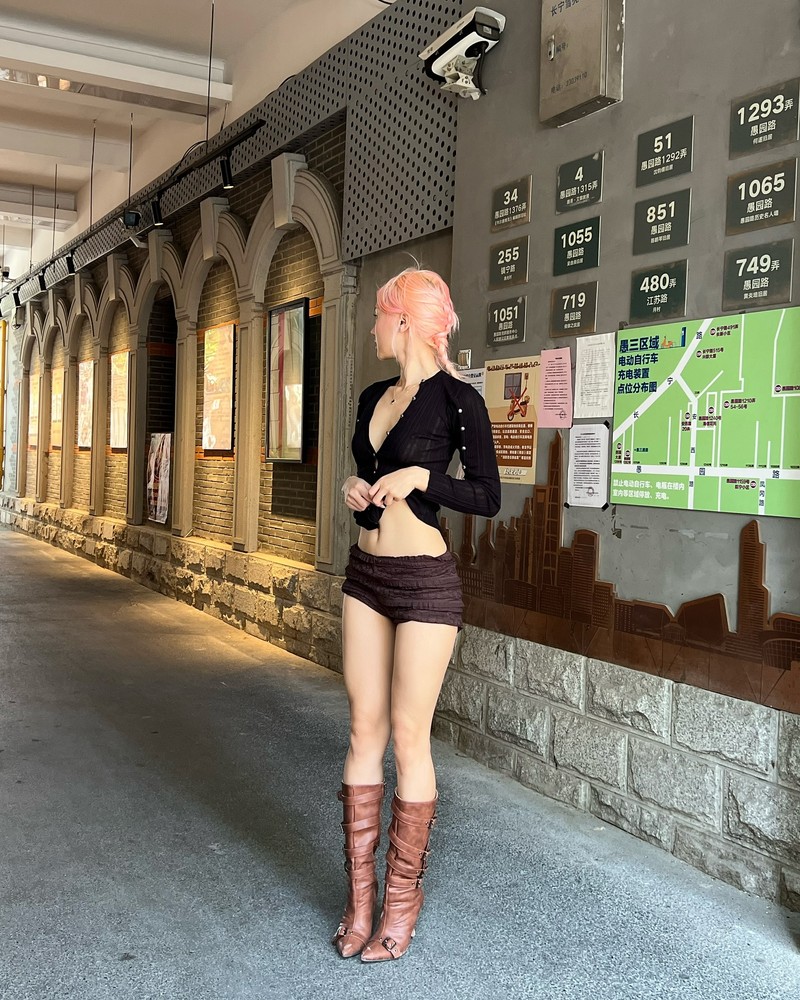 Nu streamer goc Viet dien mot quan sieu ngan dao pho gay chu y-Hinh-6