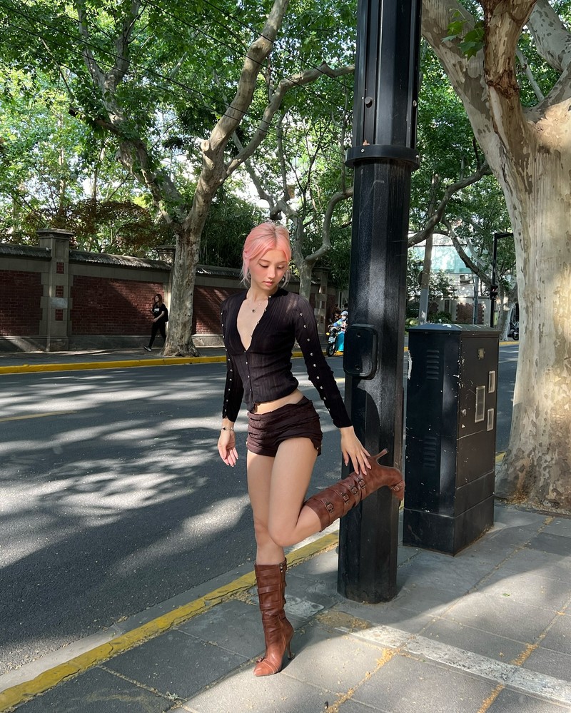 Nu streamer goc Viet dien mot quan sieu ngan dao pho gay chu y-Hinh-9