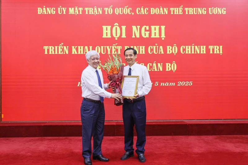 Ong Nguyen Thai Hoc giu chuc  Pho Bi thu Dang uy Mat tran To quoc