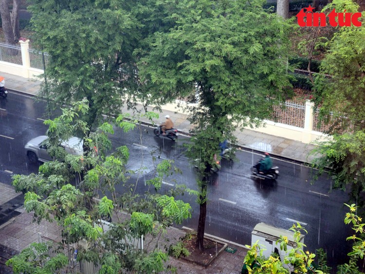 Cảnh báo dông lốc tại Hà Nội, lũ quét tại 3 tỉnh Tây Nguyên Canh bao dong loc tai Ha Noi, lu quet tai 3 tinh Tay Nguyen